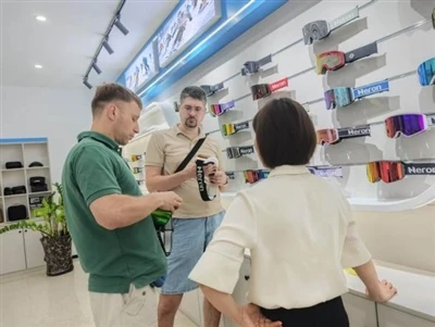Guangzhou Hangrui Zoo siab txais tos cov neeg siv khoom thoob ntiaj teb tshiab rau lub Hoobkas tu...